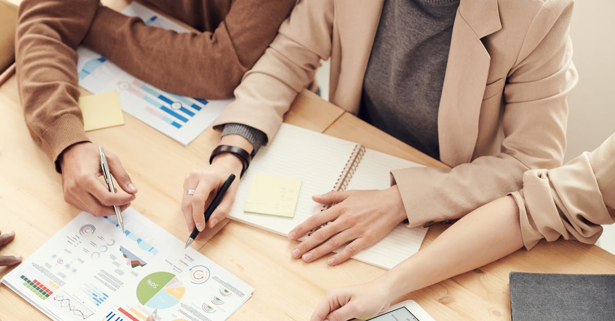 Equipe discutindo e planejando estratégias para conteúdo sequencial