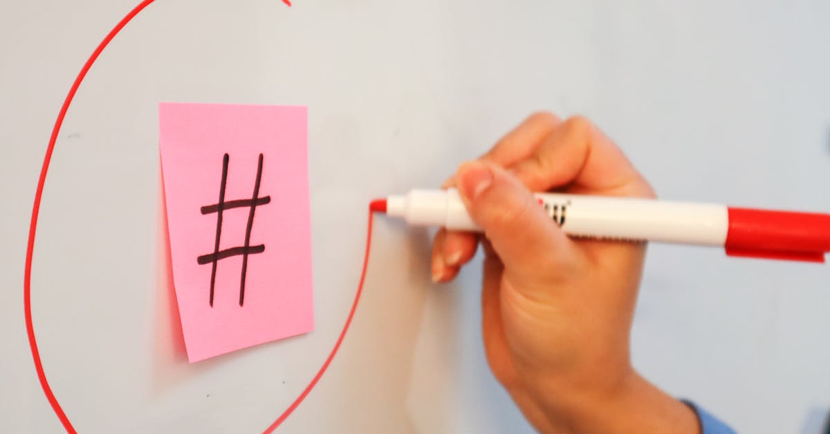 Equipe discutindo estratégias de redes sociais em reunião de trabalho