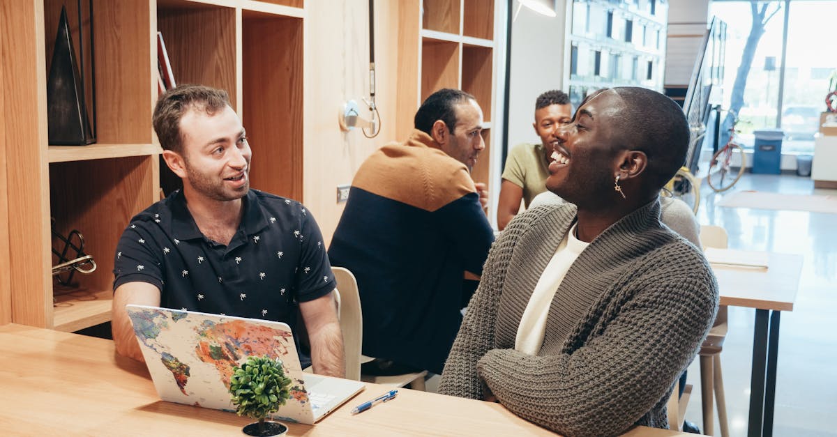 Equipe discutindo estratégias práticas para melhorar o engajamento no Instagram