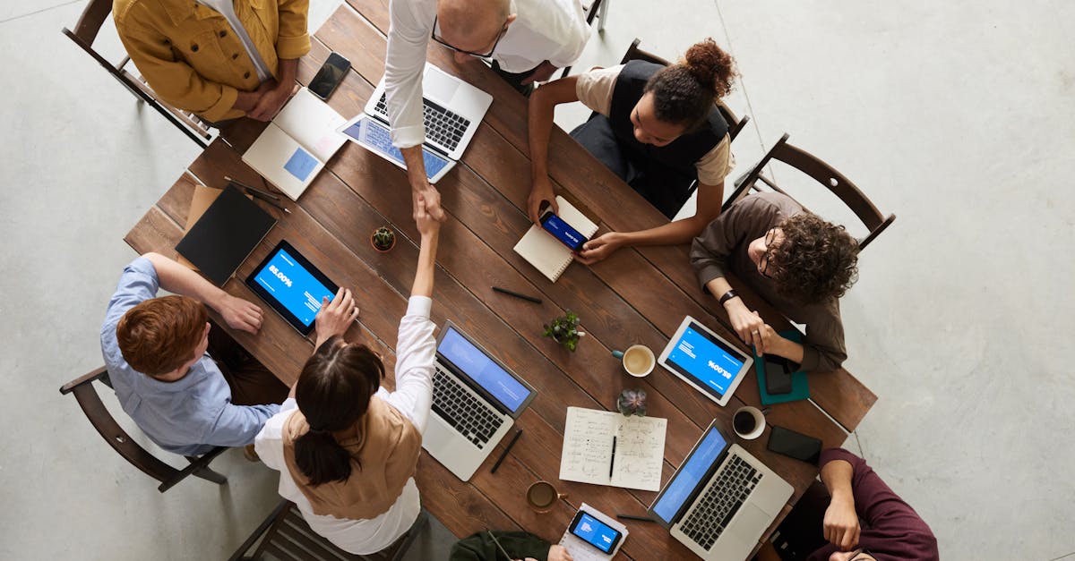 Equipe reunida discutindo estratégias práticas para microcomunidades