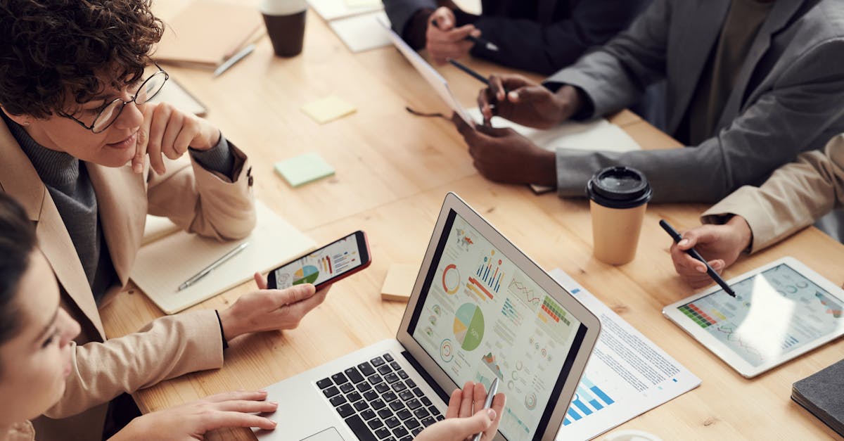 Grupo colaborando no uso de smartphone para estratégias práticas de engajamento local