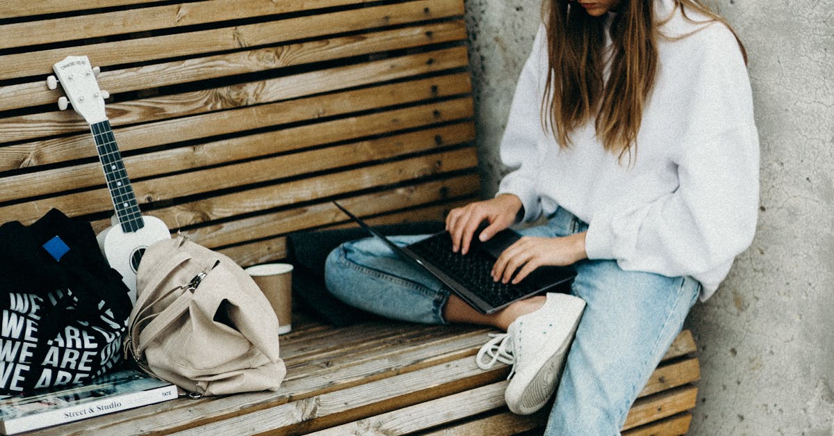 Influenciador local utilizando laptop para aplicar estratégias de engajamento