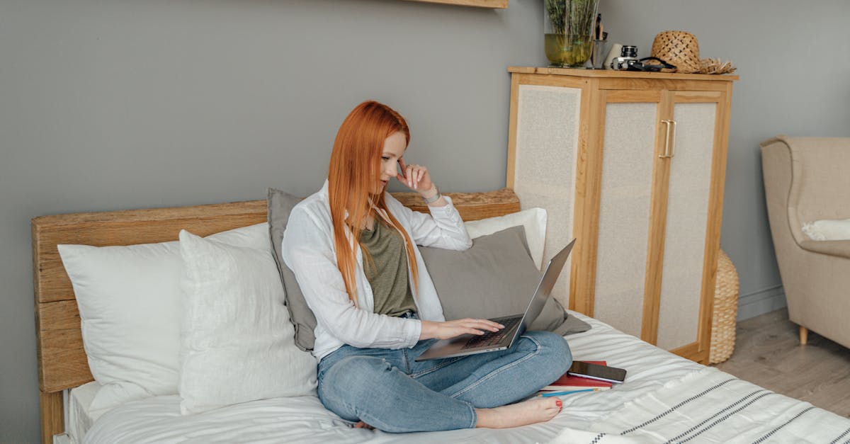 Microinfluenciador utilizando ferramentas para monitorar e planejar conteúdo