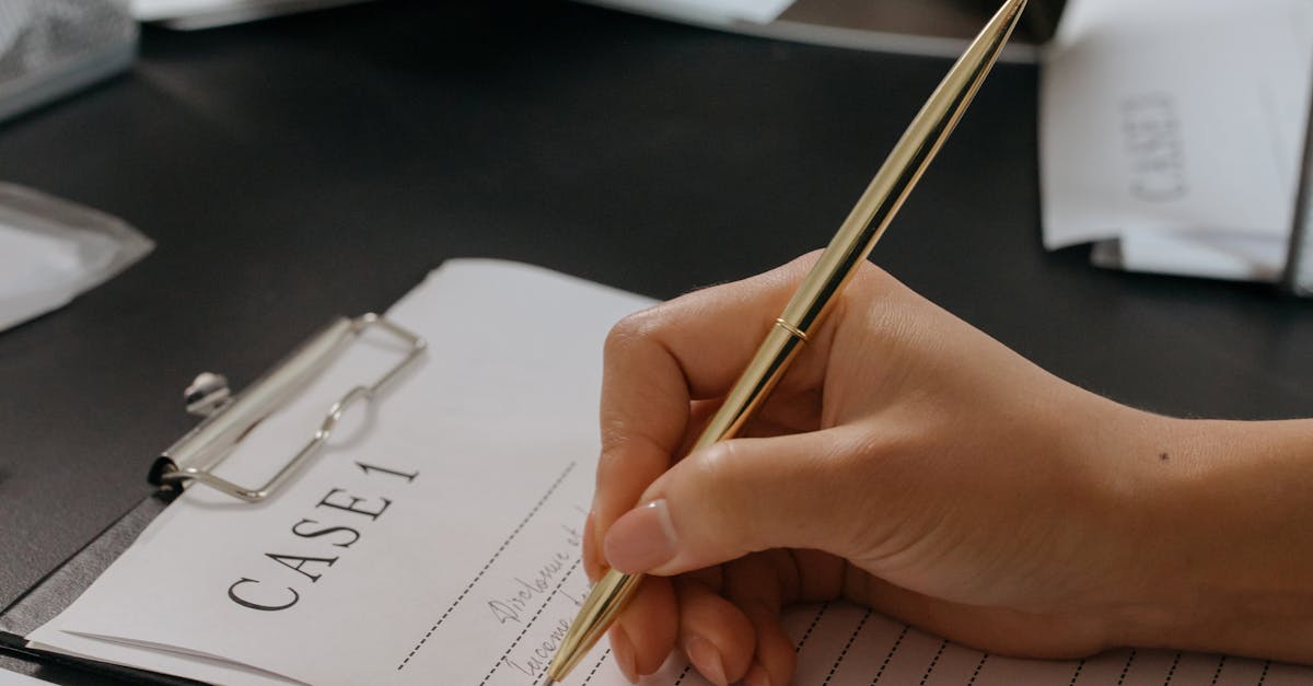 Pequeno empresário analisando resultados de estudos de caso práticos no escritório