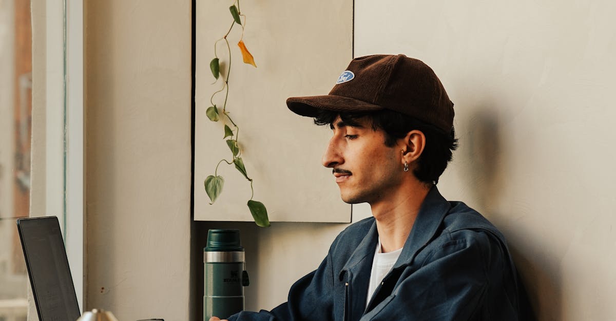 Pessoa trabalhando em vídeo no laptop representando táticas práticas