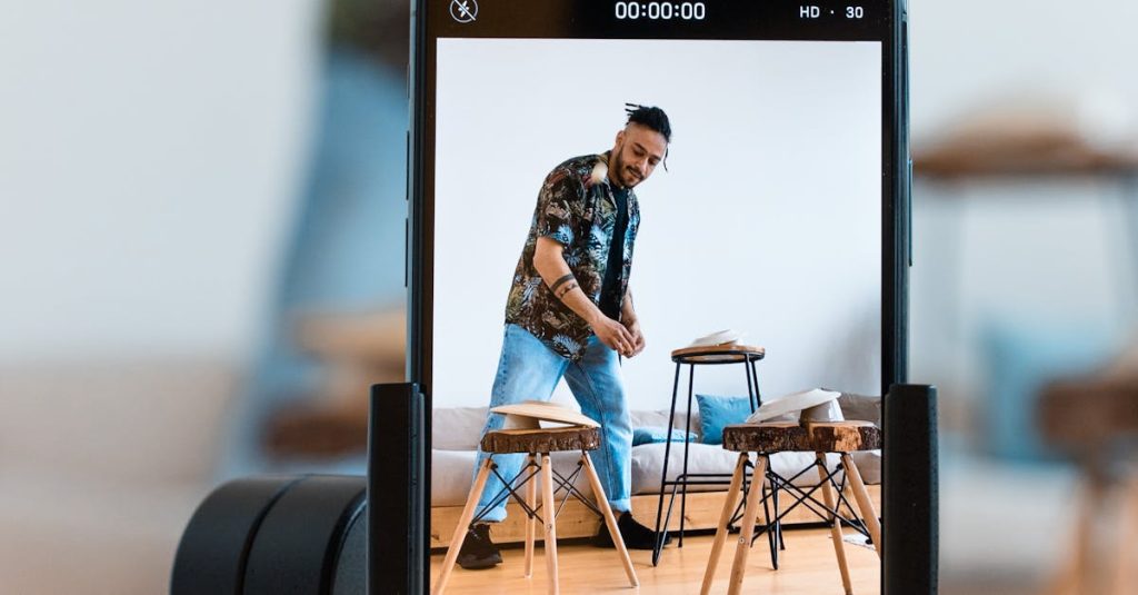 Microinfluenciador local criando conteúdo no TikTok em ambiente urbano