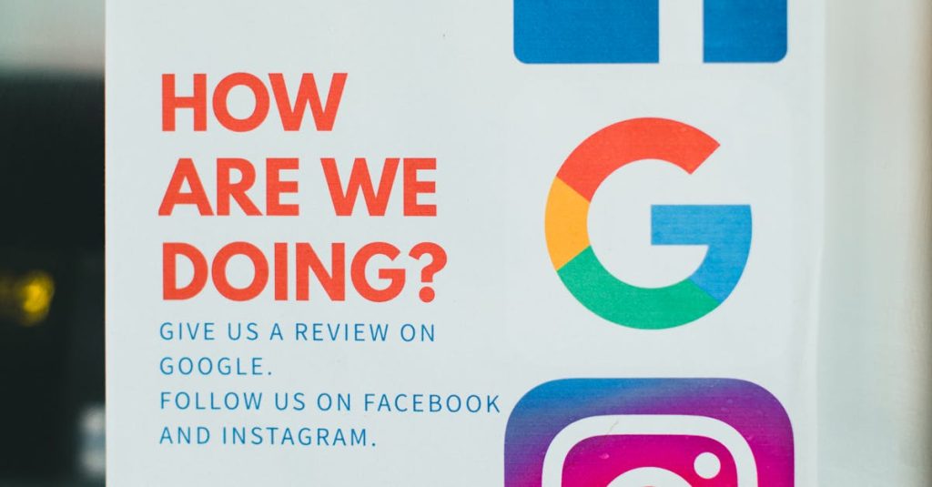 Pequeno empresário gerenciando marketing no Instagram em smartphone