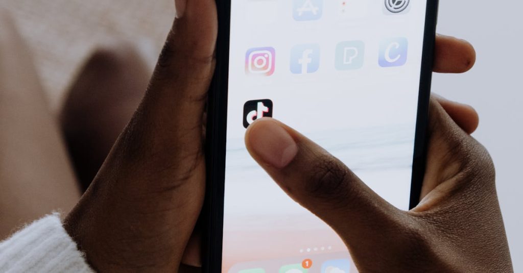 Pessoa analisando dados do algoritmo de redes sociais no computador