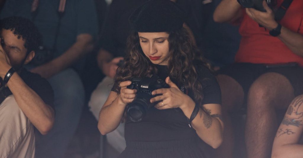 Pessoa analisando dados do algoritmo do TikTok em tela digital