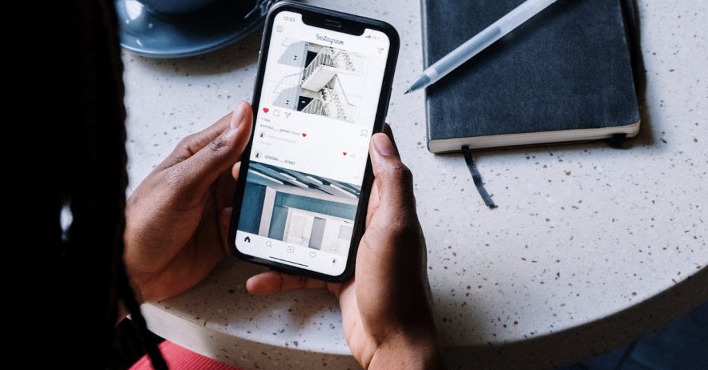 Pessoa preocupada analisando gráficos de engajamento no Instagram no celular