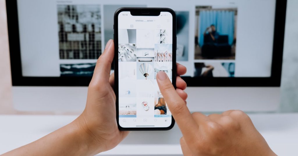Pessoa preocupada olhando para gráficos de engajamento no Instagram