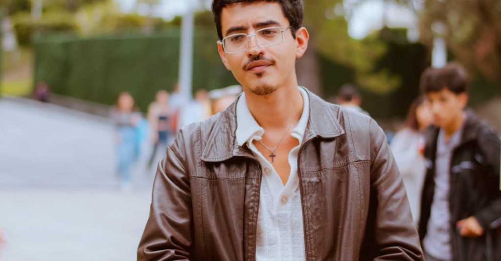 Pessoa segurando celular com gráficos de crescimento em redes sociais na tela