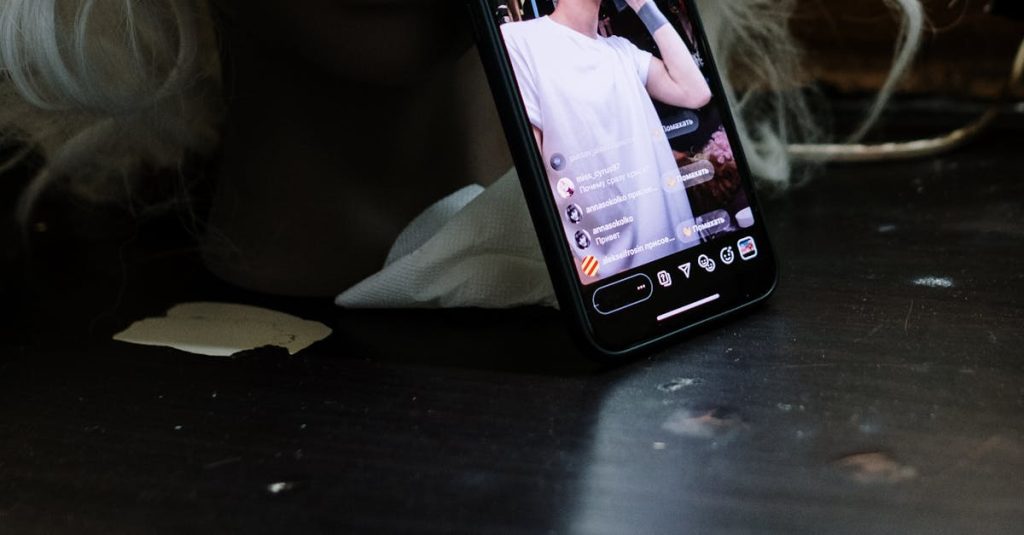 Pessoa segurando celular com Instagram Reels aberto na tela