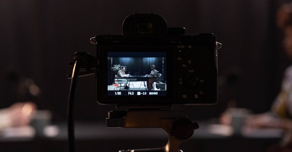 Pessoa segurando smartphone com vídeo do YouTube Shorts na tela
