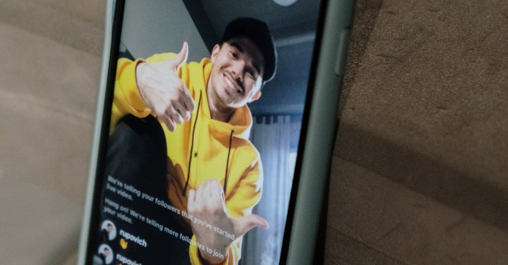 Tela de celular mostrando queda no engajamento do Instagram