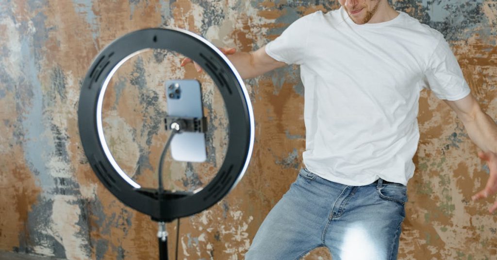Tela de smartphone exibindo gráficos e métricas de engajamento no TikTok