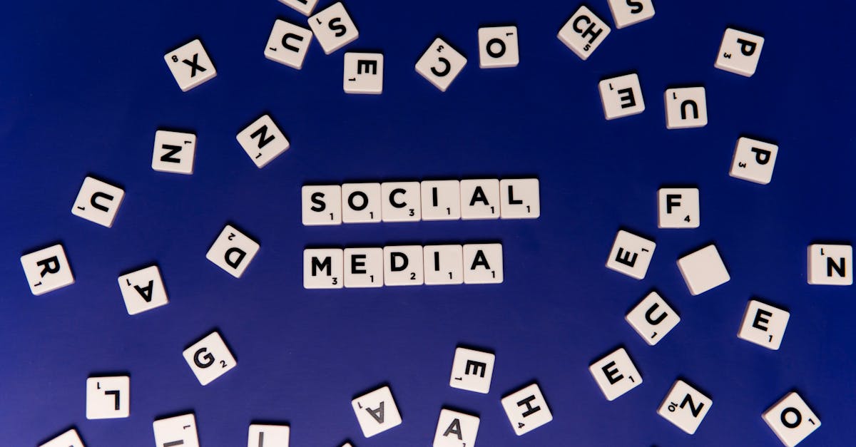 Computador aberto com ferramentas digitais para estratégias em redes sociais