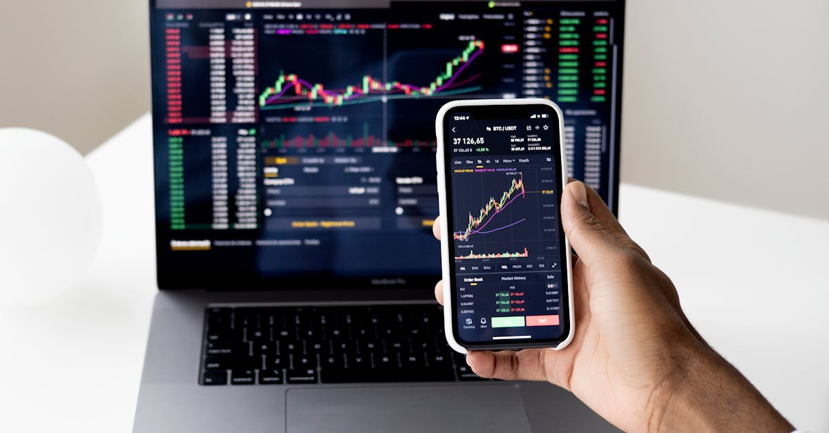 Computador com gráficos e ferramentas digitais para marketing