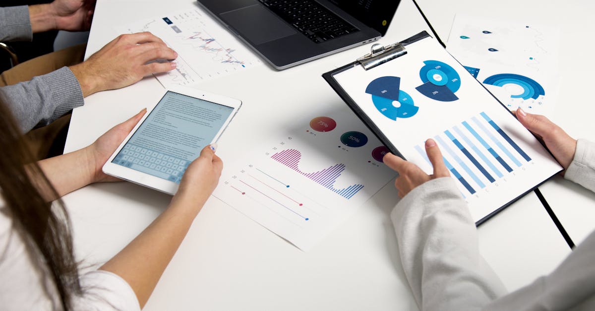 Criador de conteúdo analisando dados de desempenho em laptop