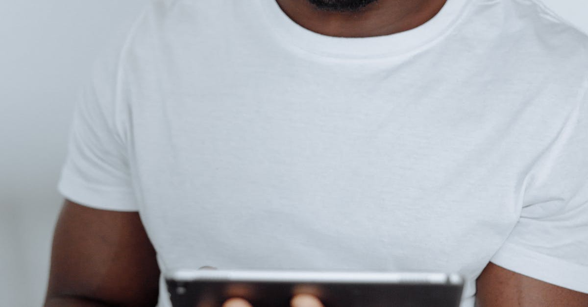Criador de conteúdo jovem editando vídeo em computador para microinfluenciadores locais