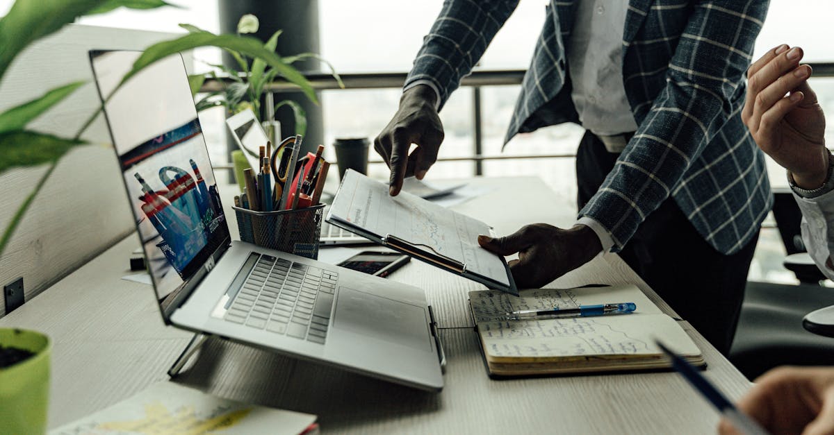 Equipe analisando dados para monitorar engajamento e identificar erros no TikTok