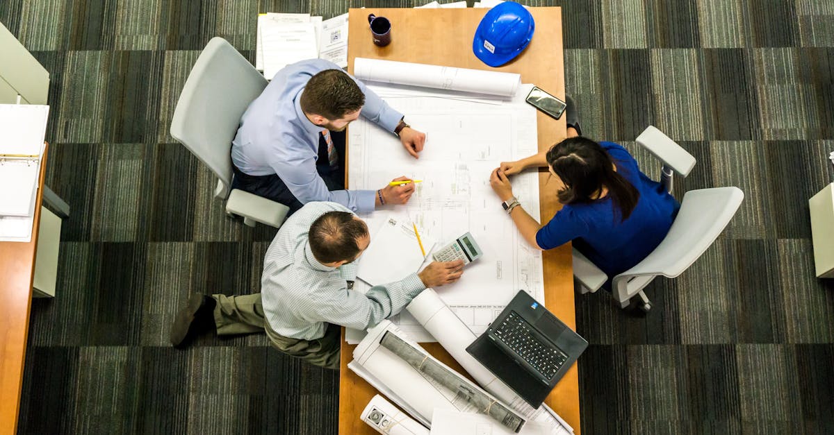 Equipe colaborando para implementar soluções práticas em projeto digital