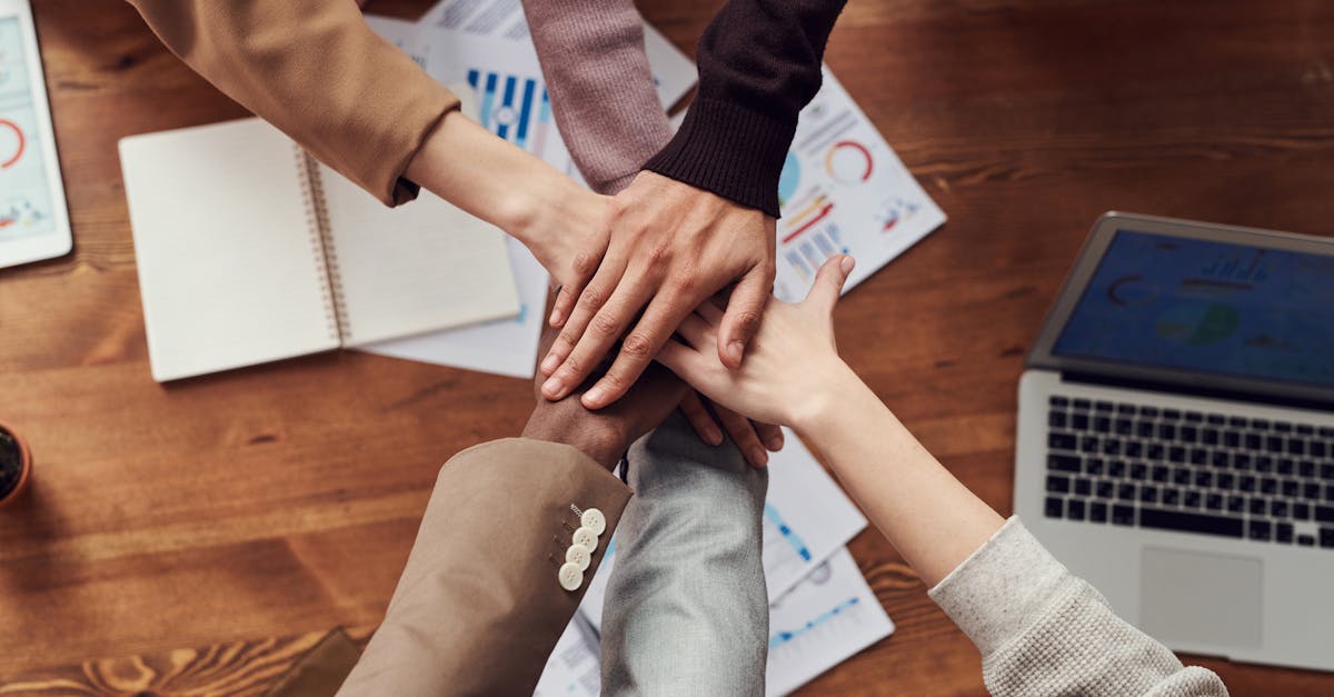 Equipe discutindo estratégias em reunião de trabalho