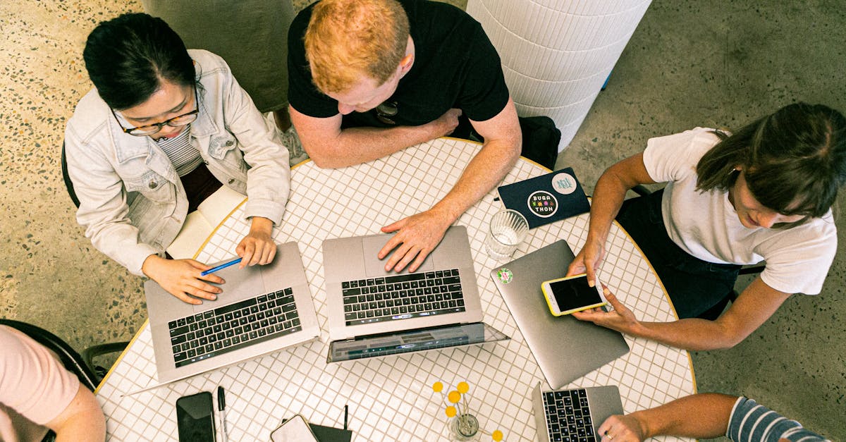 Equipe discutindo estratégias práticas para otimizar engajamento nas redes sociais