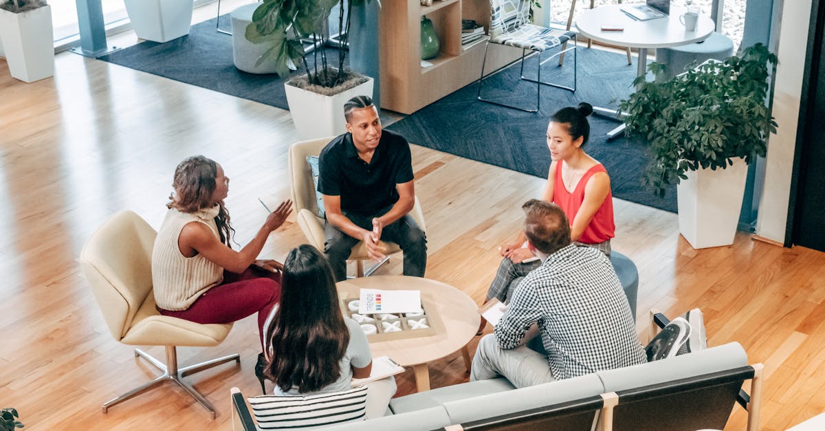 Equipe discutindo gráficos e estratégias de engajamento com dados