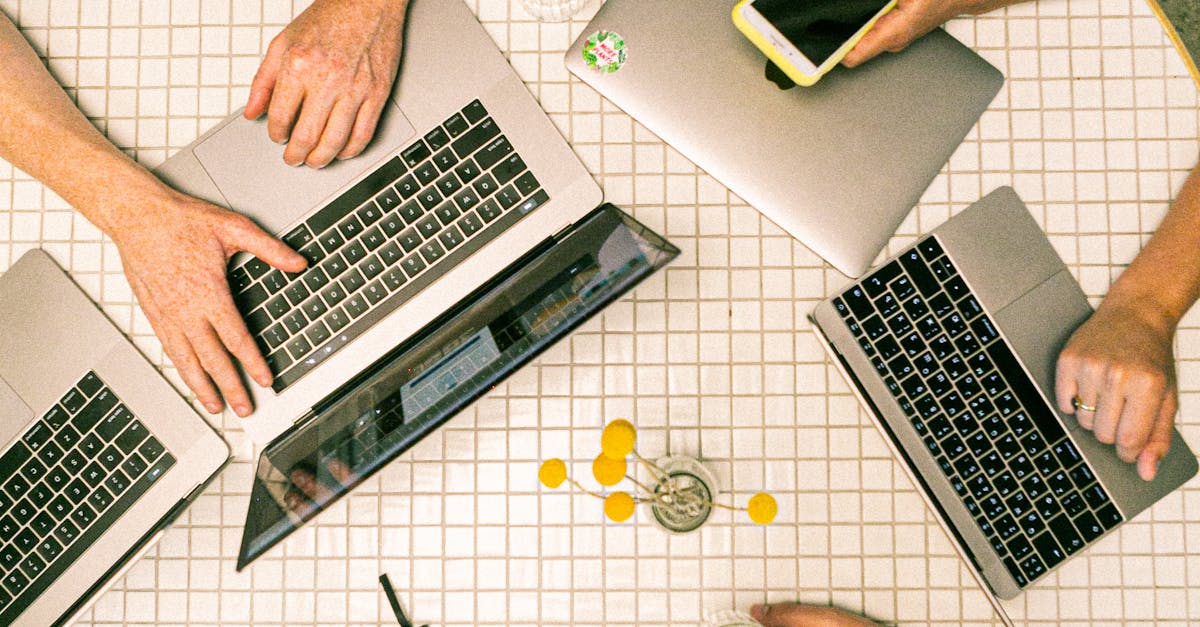 Grupo colaborando e planejando estratégias digitais usando tecnologia