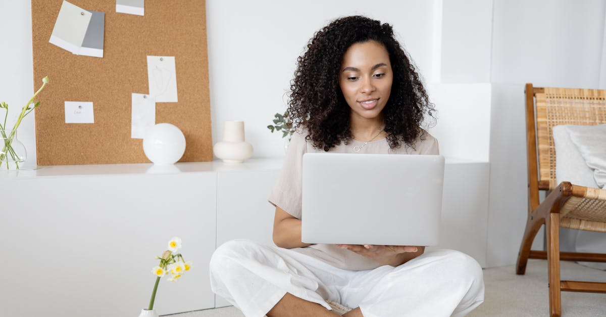 Profissionais usando laptop para validar seguidores e aplicar estratégias