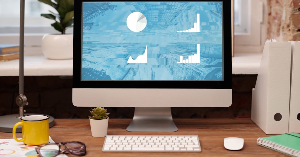 Mesa com laptop e gráficos de ferramentas digitais para marketing e análise