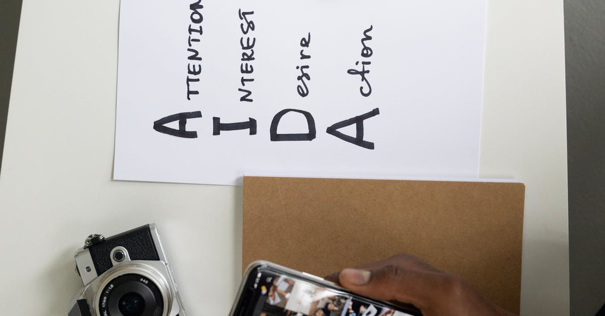 Mesa com laptop e smartphone exibindo gráficos de análise de dados do Instagram