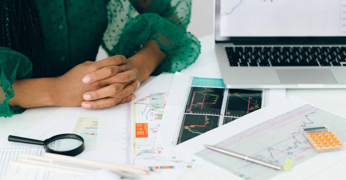 Mesa com notebook, smartphone e anotações de estratégias de marketing digital