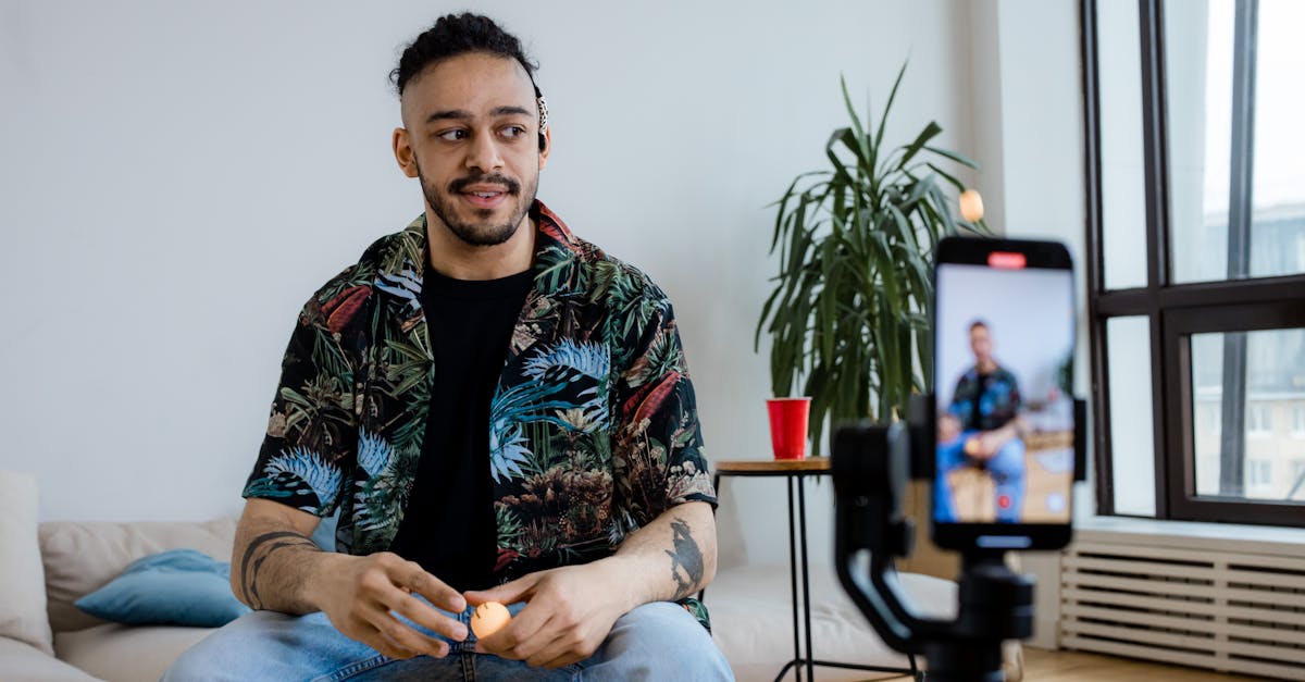 Microinfluenciador trabalhando em computador e celular com ferramentas digitais