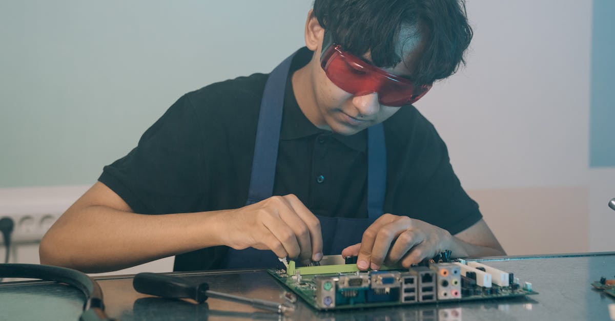 Pessoa usando ferramentas digitais baseadas em inteligência artificial no laptop