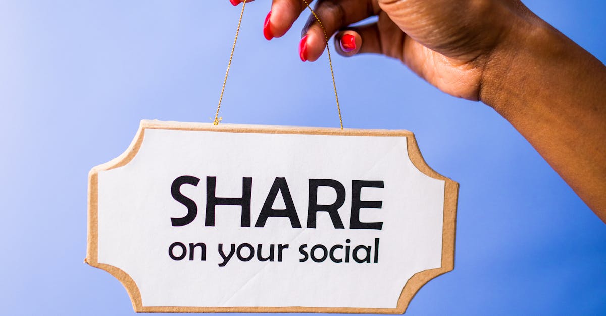 Equipe trabalhando em marketing digital para redes sociais
