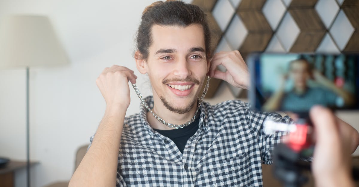 Pequeno influenciador criando conteúdo no celular para engajar microcomunidade