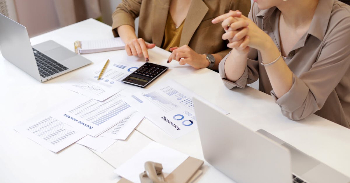 Pessoa analisando dados e gráficos em laptop para melhorar desempenho