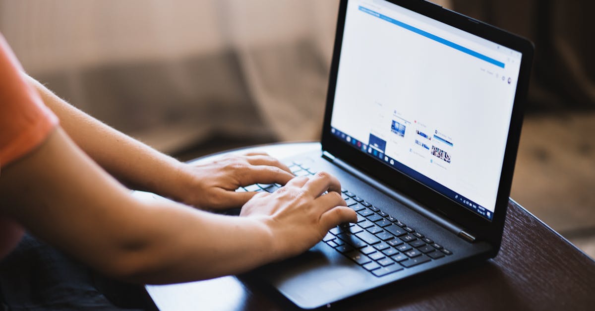 Pessoa analisando dados e gráficos referentes ao engajamento nas redes sociais