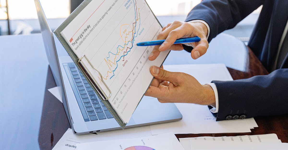 Pessoa analisando dados e métricas em um laptop para melhorar engajamento