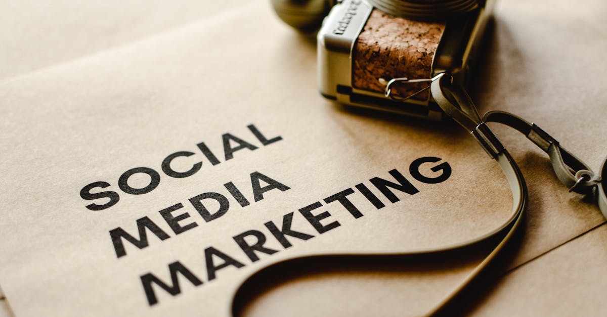 Pessoa analisando ferramentas digitais para monitorar engajamento em redes sociais