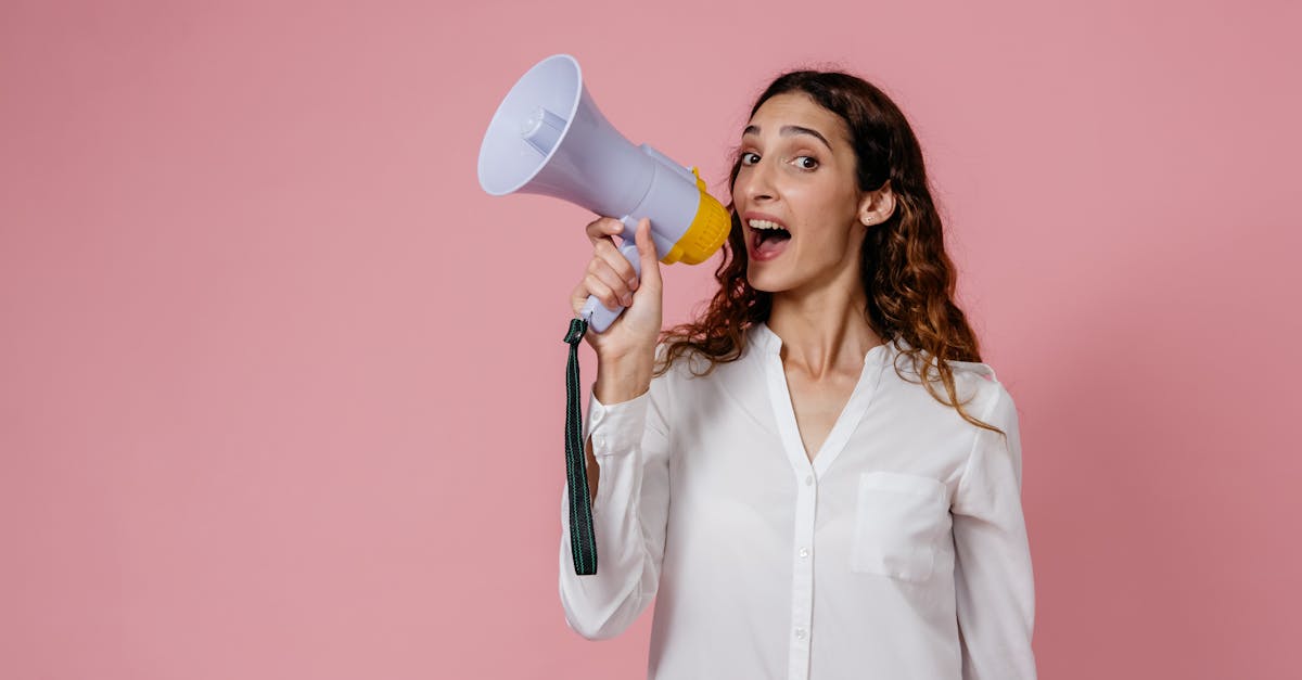 Pessoa anotando dicas de engajamento para aumentar seguidores no TikTok