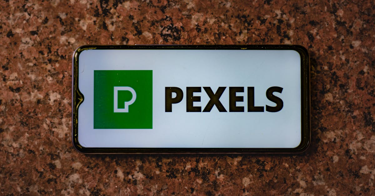 Pessoa utilizando ferramentas digitais para análise de marketing nas redes sociais