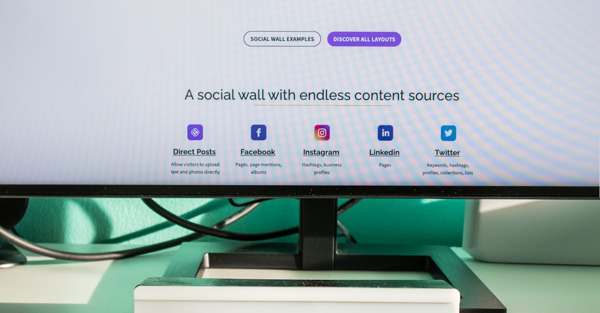 Profissional planejando estratégias práticas para uso eficaz de hashtags no TikTok