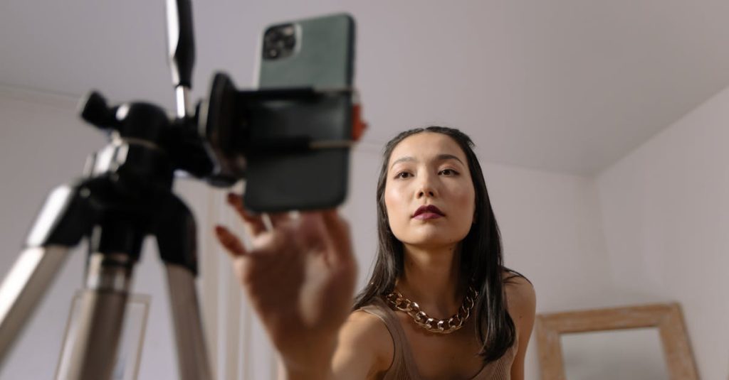 Influenciador digital usando smartphone para criar conteúdo no Instagram