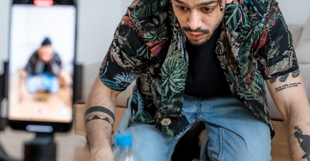 Microinfluenciador local criando conteúdo em seu computador