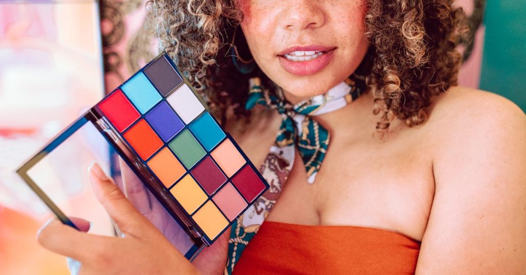 Microinfluenciador local criando conteúdo para TikTok em ambiente urbano