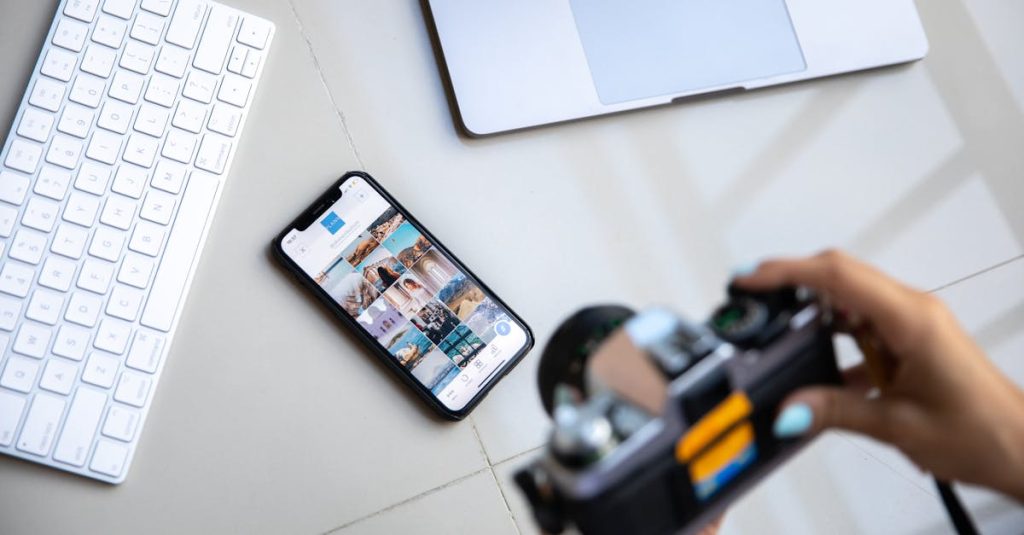 Microinfluenciador popular criando conteúdo digital no celular