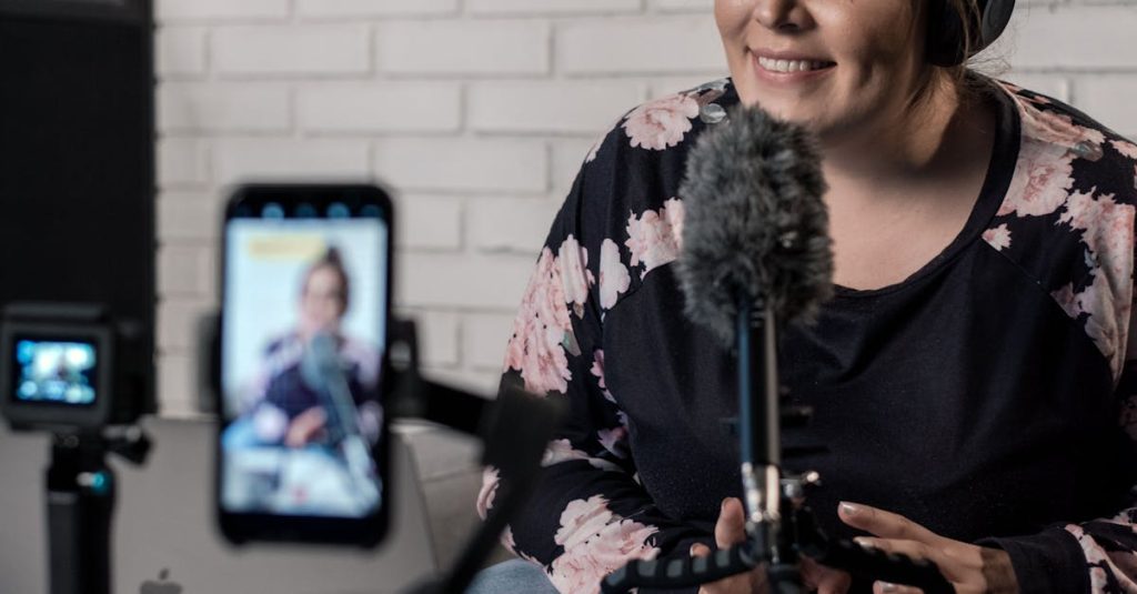 Microinfluenciador transmitindo ao vivo usando celular em local urbano